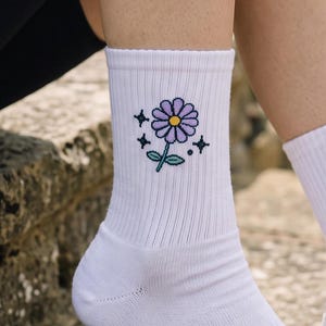 Helt anpassningsbara tennisstrumpor med prästkrage, broderade blomstrumpor i anpassningsbar färg, personlig söt present till kvinnors bästa vän