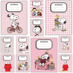 Puede incluir: Una colección de cuadernos rosas con personajes de Peanuts, incluidos Snoopy y Woodstock. Cada cuaderno tiene una etiqueta blanca con la palabra NOTEBOOK impresa en negro. Los diseños muestran a Snoopy en bicicleta, leyendo y con amigos.