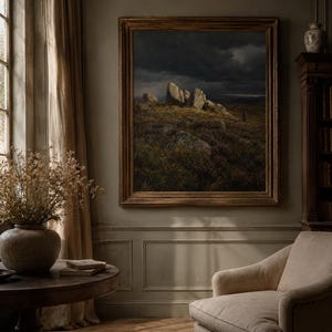 Peut inclure: Une grande peinture de paysage carrée dans un cadre en bois sombre représentant une lande rocheuse sous un ciel orageux et sombre. L'œuvre présente des formations rocheuses déchiquetées sur un horizon nuageux, dans des tons terreux et gris.