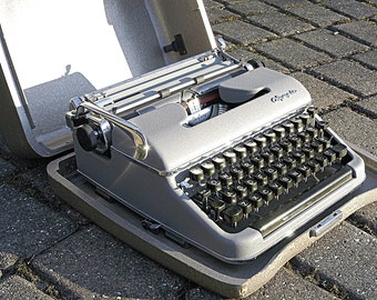 Vintage Olympia SM-3 Portable Typewriter In Case - Manual MCM Beauty in Excellent Condition - Olympia Werke GMBH Germany - Made in 1954