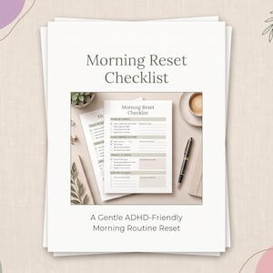 Peut inclure: Un document papier blanc intitulé Morning Reset Checklist comprenant des sections pour les tâches quotidiennes, le nettoyage, les soins personnels et le soutien. Le document est posé sur une surface avec un stylo, une petite plante et un café.