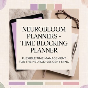 Peut inclure: Un agenda de gestion du temps Neurobloom Planners avec le texte NEUROBLOOM PLANNERS - TIME BLOCKING PLANNER FLEXIBLE TIME MANAGEMENT FOR THE NEURODIVERGENT MIND, accompagné d'une tablette, d'un stylo, de lunettes et d'un encrier sur fond clair.