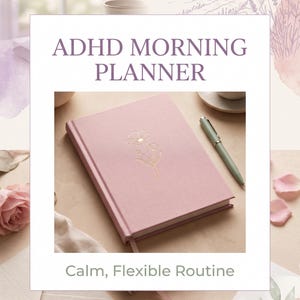 Peut inclure: Un agenda à couverture rigide rose avec un motif de fleur doré en relief sur la couverture. Le texte ADHD MORNING PLANNER est imprimé en violet au-dessus, et le texte Calm, Flexible Routine est imprimé en gris sous l'agenda.