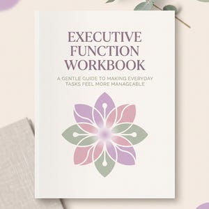 Peut inclure: Un cahier d'exercices blanc intitulé Executive Function Workbook: A Gentle Guide to Making Everyday Tasks Feel More Manageable. La couverture présente un motif floral central avec des pétales superposés dans des tons de violet, rose et vert sauge.