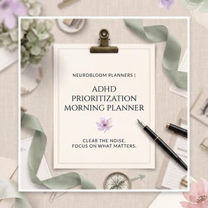 Peut inclure: Une page de planificateur couleur crème maintenue par une pince métallique, avec le texte NEUROBLOOM PLANNERS | ADHD PRIORITIZATION MORNING PLANNER et CLEAR THE NOISE. FOCUS ON WHAT MATTERS. Un stylo plume noir repose près d'un motif floral.