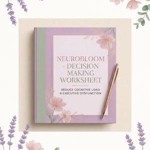 Peut inclure: Un cahier rectangulaire à couverture lavande et vert sauge orné d'illustrations florales roses. Le texte indique NEUROBLOOM - DECISION MAKING WORKSHEET, REDUCE COGNITIVE LOAD & EXECUTIVE DYSFUNCTION. Un stylo en or rose métallique est posé dessus.