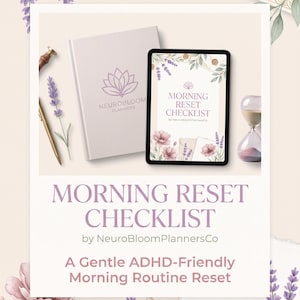 Peut inclure: Un agenda de couleur claire avec un logo lotus et le texte NEUROBLOOM PLANNERS, accompagné d'une tablette affichant une Morning Reset Checklist, un stylo doré et un sablier, le tout orné d'illustrations florales lavande et rose.