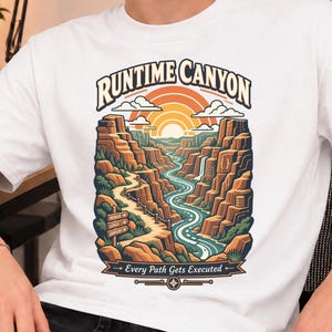 Runtime Canyon Vintage Programmerare T-shirt | Programvaruutvecklare Gåva | Kodningslandskap | Retro Tech Poster | Programmerare T-shirt