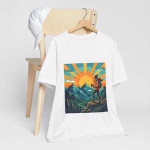 Mountain Sunrise Hiker - Tshirt Bild 4