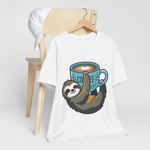 Cute Sloth Hanging On Coffee Cup - Tshirt imagem 4