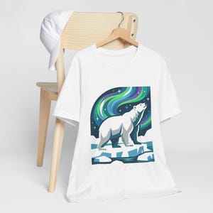 Arctic Polar Bear Under Aurora Borealis - Tshirt Bild 4