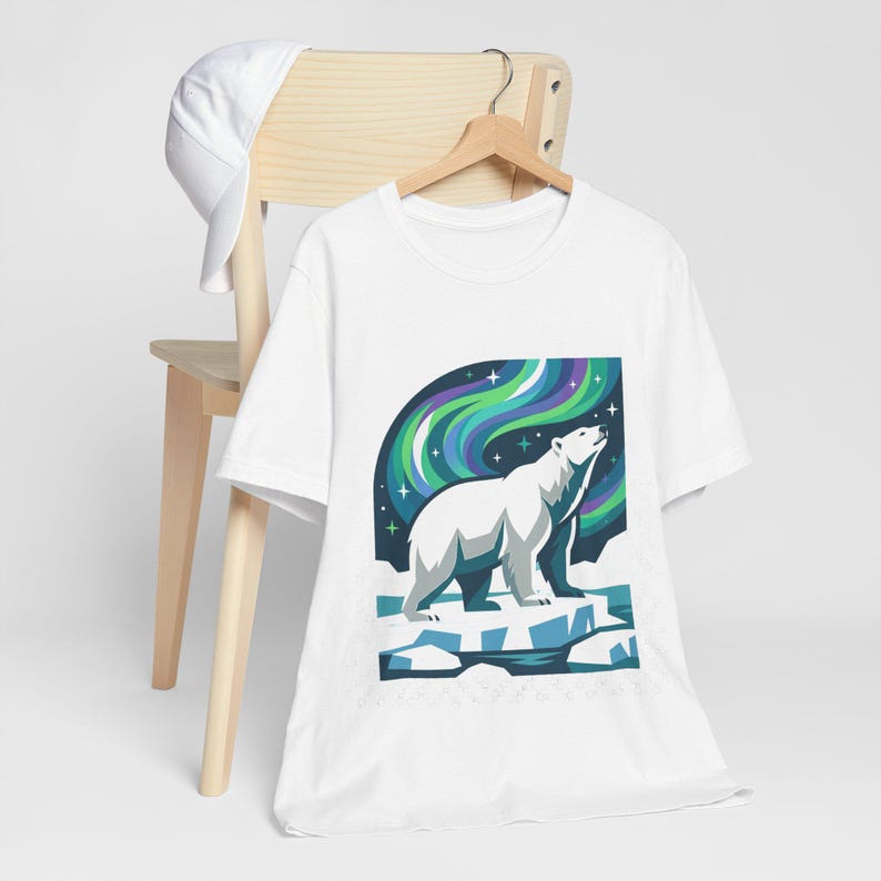 Arctic Polar Bear Under Aurora Borealis - Tshirt Bild 4