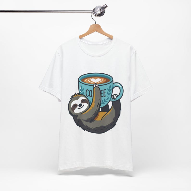 Cute Sloth Hanging On Coffee Cup - Tshirt imagem 3