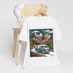 Vintage Travel Camper Van Mountains - Tshirt zdjęcie 3