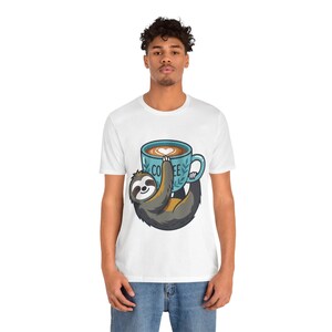 Cute Sloth Hanging On Coffee Cup - Tshirt imagem 6