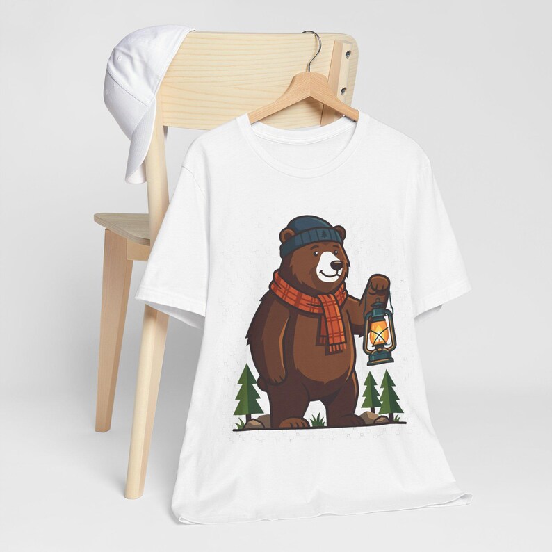 Camping Bear With Lantern - Tshirt afbeelding 3