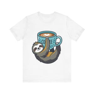 Cute Sloth Hanging On Coffee Cup - Tshirt imagem 1