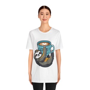 Cute Sloth Hanging On Coffee Cup - Tshirt imagem 5