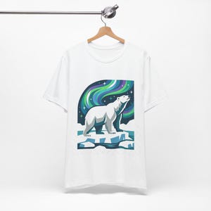 Arctic Polar Bear Under Aurora Borealis - Tshirt Bild 3