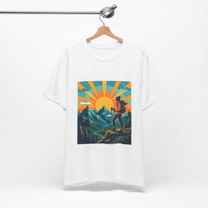 Mountain Sunrise Hiker - Tshirt Bild 3