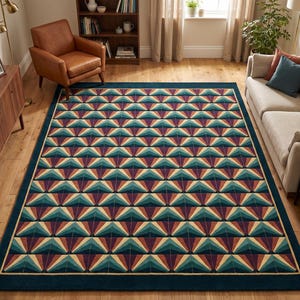 Op de afbeelding: Een rechthoekig vloerkleed met een herhalend geometrisch patroon van driehoeken in tinten blauwgroen, donkerblauw, bordeauxrood en crème. Het kleed heeft een effen donkerblauwe rand en ligt op een lichte houten vloer in een woonkamer.
