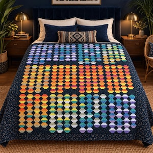 Peut inclure: Une courtepointe avec un fond bleu marine foncé et un motif répétitif de formes hexagonales colorées et variées, disposées en blocs distincts. La courtepointe présente une bordure bleu marine foncé avec un discret motif floral.