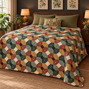 Può includere: Una trapunta da letto con un motivo geometrico di ottagoni e quadrati nei toni del giallo senape, rosso scuro, verde scuro e crema. Il tessuto presenta una piccola stampa floreale su tutta la superficie, con una texture trapuntata visibile.