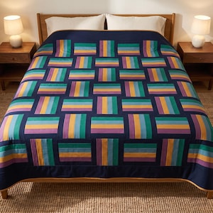 Op de afbeelding: Een quilt met een donkerblauwe achtergrond en een herhalend patroon van rechthoekige blokken. Elk blok bestaat uit drie verticale of horizontale strepen in afwisselende tinten van groenblauw, lichtblauw, geel en paars, die een raster vormen.