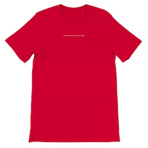 Op de afbeelding: Een felrood T-shirt met korte mouwen en een kleine, gecentreerde witte afbeelding op de borst. De afbeelding bestaat uit twee muzieknootsymbolen aan weerszijden van de tekst "wbititsitbetrammer-wway". Het shirt heeft een klassieke ronde hals.
