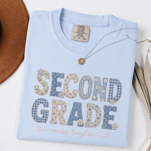 Maglietta personalizzata Comfort Colors® per insegnanti di seconda elementare, maglietta coordinata per il gruppo di seconda elementare, fantasia floreale blu effetto patchwork, per insegnanti, ritorno a scuola.