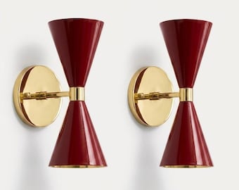 Aplique de pared de latón rojo de doble cono, estilo moderno de mediados de siglo con iluminación ascendente y descendente.