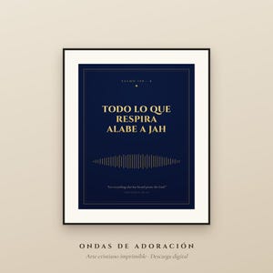 Puede incluir: Una lámina de arte mural enmarcada con fondo azul oscuro y texto dorado que dice "TODO LO QUE RESPIRA ALABE A JAH" y "Let everything that has breath praise the Lord". Un gráfico de onda sonora dorado está centrado bajo el texto en español.