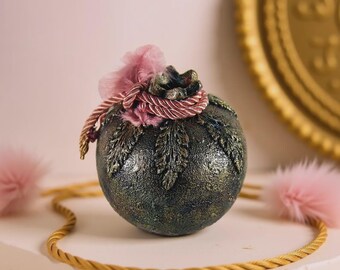 Grenade décorative en céramique artisanale : motif texturé antique