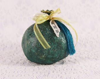 Grenade décorative en céramique artisanale : motif texturé vert
