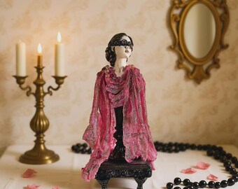 Figurine en céramique artisanale : Femme mystérieuse d'inspiration vintage vêtue de rose