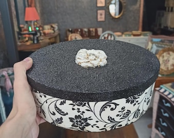 Boîte à bijoux ovale artisanale, style vintage noir et blanc, rangement rétro pour petits objets, décoration en découpage