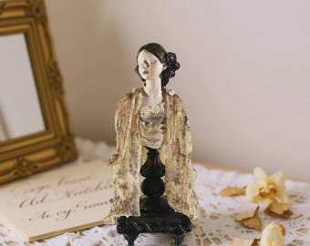 Figurine en céramique artisanale : Femme mystérieuse d'inspiration vintage vêtue de beige