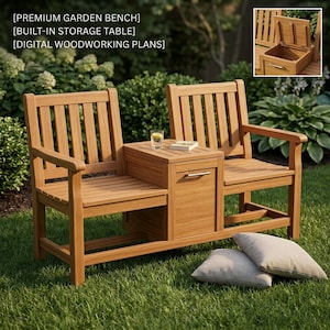 Puede incluir: Un banco de jardín de madera con dos asientos de listones separados por una mesa de almacenamiento central con cajón y tapa abatible. El texto dice: PREMIUM GARDEN BENCH, BUILT-IN STORAGE TABLE, DIGITAL WOODWORKING PLANS. Dos cojines claros en el césped.