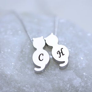 Collar de dos GATOS en cadena de plata de ley. Personalizado. Iniciales de gato grabadas. Joyas de plata con GATOS, Joyas de gatos, Gatito pequeño.