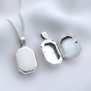 Collar con medallón rectangular de plata. Medallón de plata de ley 925 auténtica. Recuerdo para dos fotos. Tamaño: 20 x 15 cm. Ref. 30.