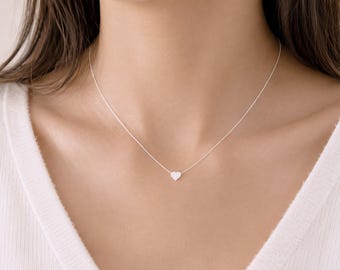 Corazón pequeñito. Collar de corazón de plata con cadena de plata de ley. Collar de corazón de rodio anti-deslustre. Collar para uso diario de 7 x 7 mm.
