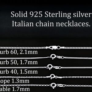 Puede incluir: Cinco cadenas de plata diferentes, etiquetadas con su tipo y tama&ntilde;o. Las cadenas son: Curb 60, 2,1 mm; Curb 50, 1,7 mm; Curb 40, 1,5 mm; Rope 1,3 mm; Cable 1,7 mm.