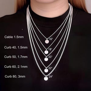 Puede incluir: Cinco cadenas de plata de diferentes longitudes y anchos, cada una con un colgante redondo de plata. Las cadenas est&aacute;n etiquetadas con su longitud en pulgadas y su ancho en mil&iacute;metros. Las cadenas son: Cable 1,5 mm, Curb 40, 1,5 mm, Curb 50, 1,7 mm, Curb 60, 2,1 mm y Curb 80, 3 mm.