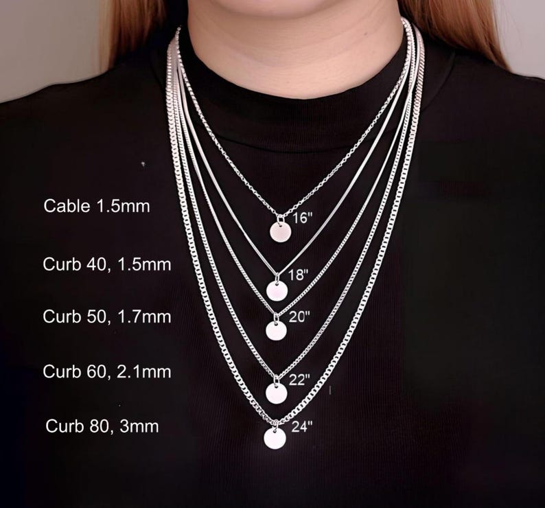 Puede incluir: Cinco cadenas de plata de diferentes longitudes y anchos, cada una con un colgante redondo de plata. Las cadenas est&aacute;n etiquetadas con su longitud en pulgadas y su ancho en mil&iacute;metros. Las cadenas son: Cable 1,5 mm, Curb 40, 1,5 mm, Curb 50, 1,7 mm, Curb 60, 2,1 mm y Curb 80, 3 mm.