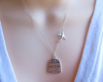 Collier Sautoir ROAM Avec Pendentif Oiseau En Vol - Longueur 64 Cm, Métal Argenté Ouvragé, Occasion Bon état