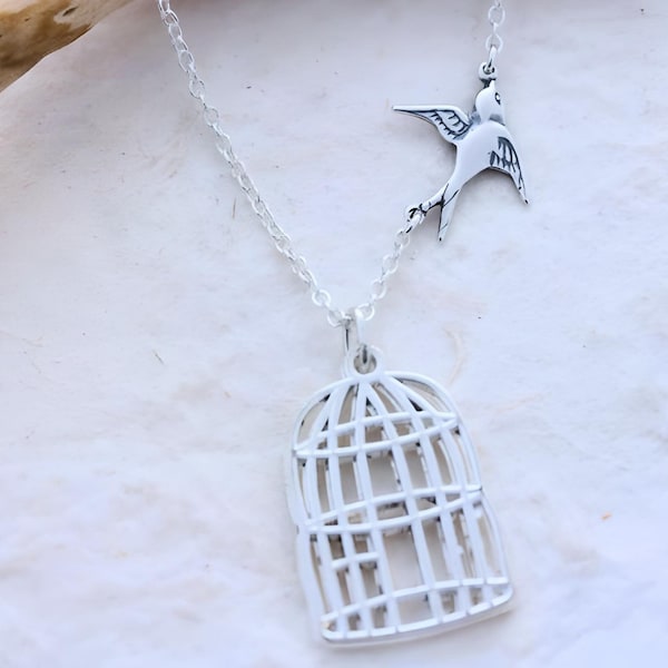 Collier moineau volant. Magnifique cadeau de remise des diplômes, oiseau en argent sterling et chaîne en argent sterling. Cage à oiseaux en argent Go Fetch Gift.