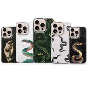Könnte beinhalten: Fünf Smartphone-Hüllen mit verschiedenen Schlangenmotiven. Die Hüllen zeigen eine Hand, die eine grüne Schlange hält, eine grüne Schlange auf Weiß, ein dichtes Muster aus grünen Schlangen, ein schwarz-weißes Schlangenmuster und eine bunte Mosaikschlange.