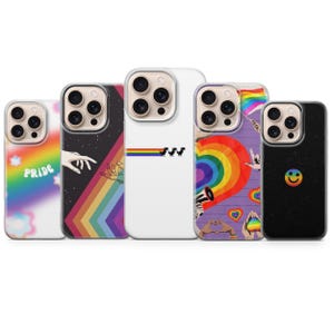 Op de afbeelding: Vijf smartphonehoesjes met diverse ontwerpen: een regenboog met het woord PRIDE, een sterrenhemel met reikende handen, een witte hoes met een regenbooglijn en dinosaurussen, een regenboog-hartencollage en een zwarte hoes met een regenboog-smiley.