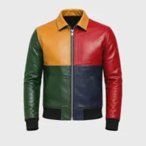 Puede incluir: Una chaqueta de cuero con bloques de color que presenta un panel superior izquierdo amarillo mostaza, un panel superior derecho rojo, un panel inferior izquierdo verde oscuro y un panel inferior derecho azul marino. Tiene cuello en punta, cremallera plateada y puños negros.
