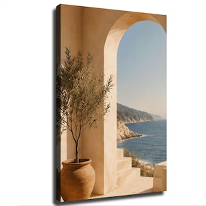 Peut inclure: Une impression sur toile verticale montrant un olivier en pot dans un récipient en terre cuite, placé dans un couloir en pierre beige voûté. L'arche encadre une vue sur une mer bleue calme, des falaises rocheuses et un ciel clair.